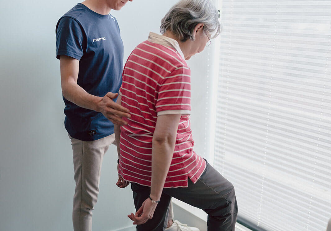 FysioEffect heupklachten oefening bij oude vrouw